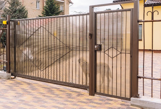 Купить ворота из профлиста с элементами ковки, с металлическими столбами в рамке или под дерево в соколе от 158026 руб